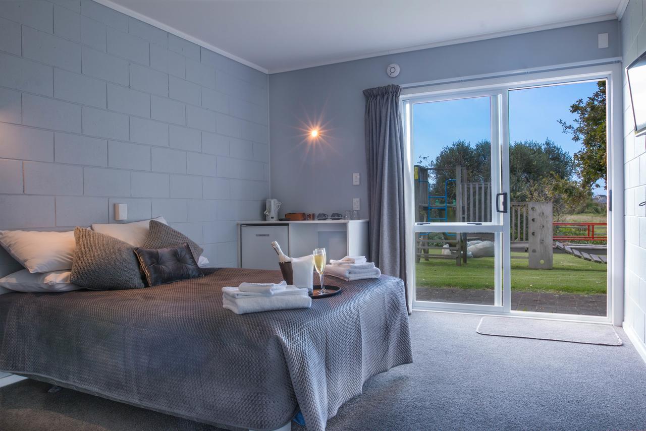 Waihi Beach Hotel Экстерьер фото